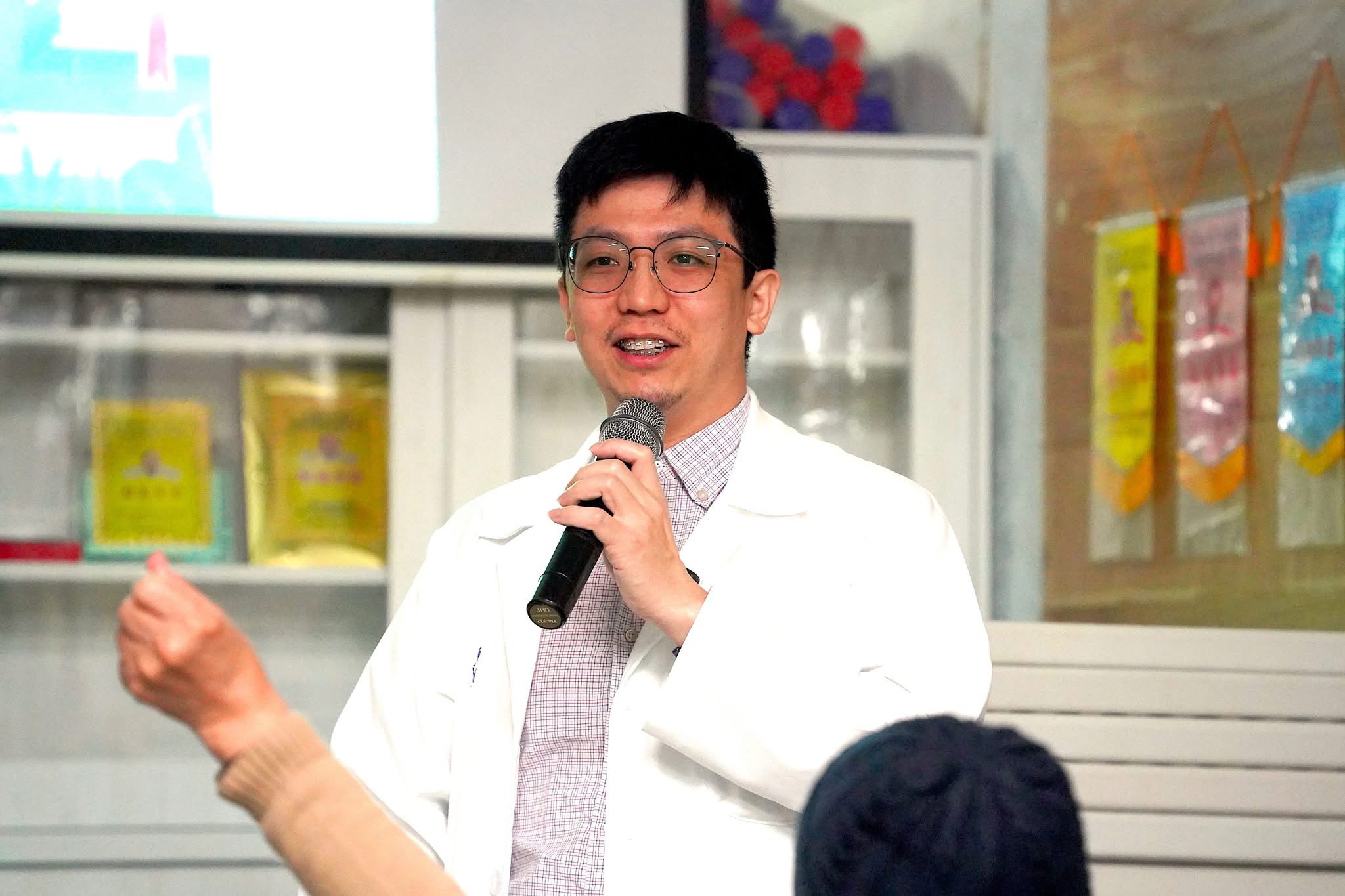 地點:雙連里社區關懷據點  主講:骨科陳宗偉醫師 主題:我需要開刀嗎?膝蓋退化性關節炎的治療選擇