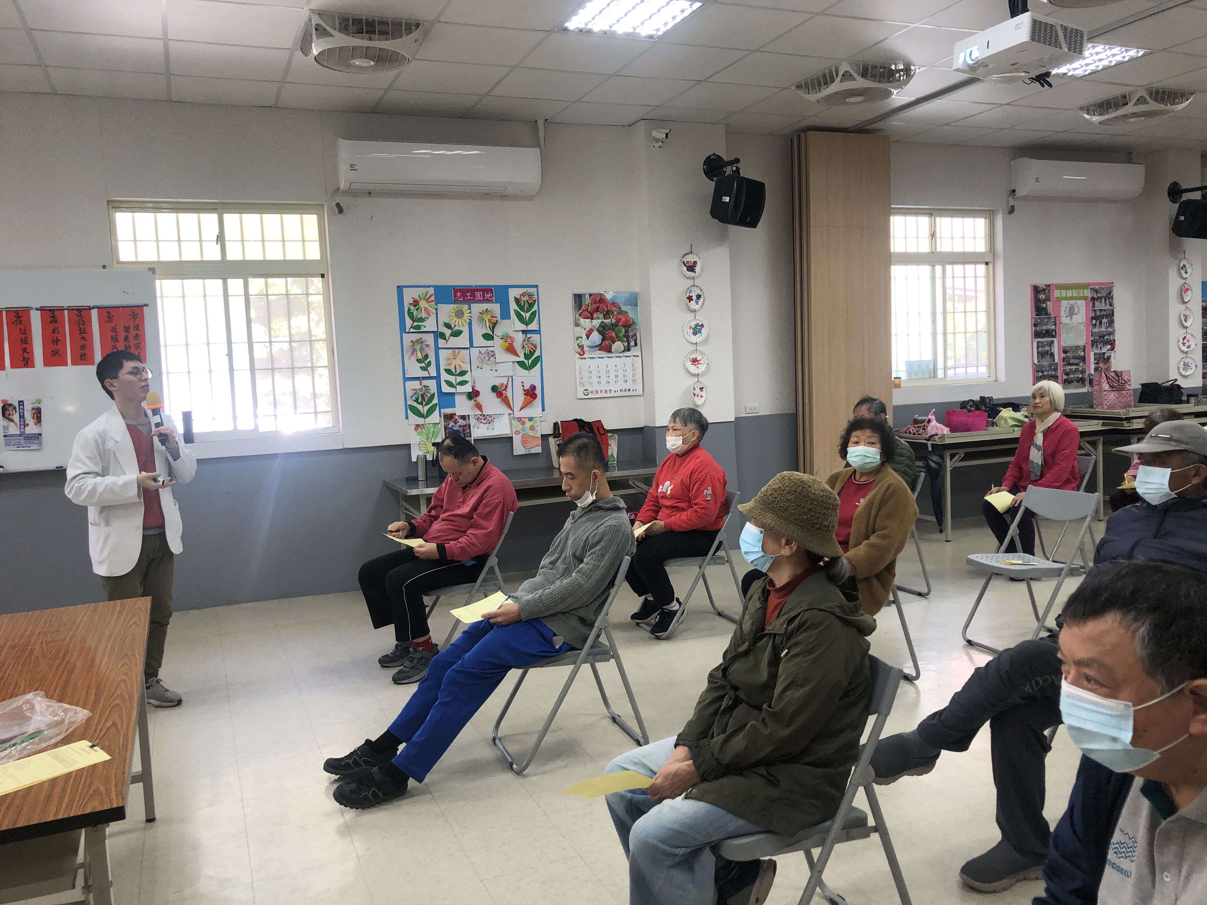 地點:忠福里社區發展協會 主講:簡振翔社工師 主題:家暴防治(含男性專線)+自殺防治