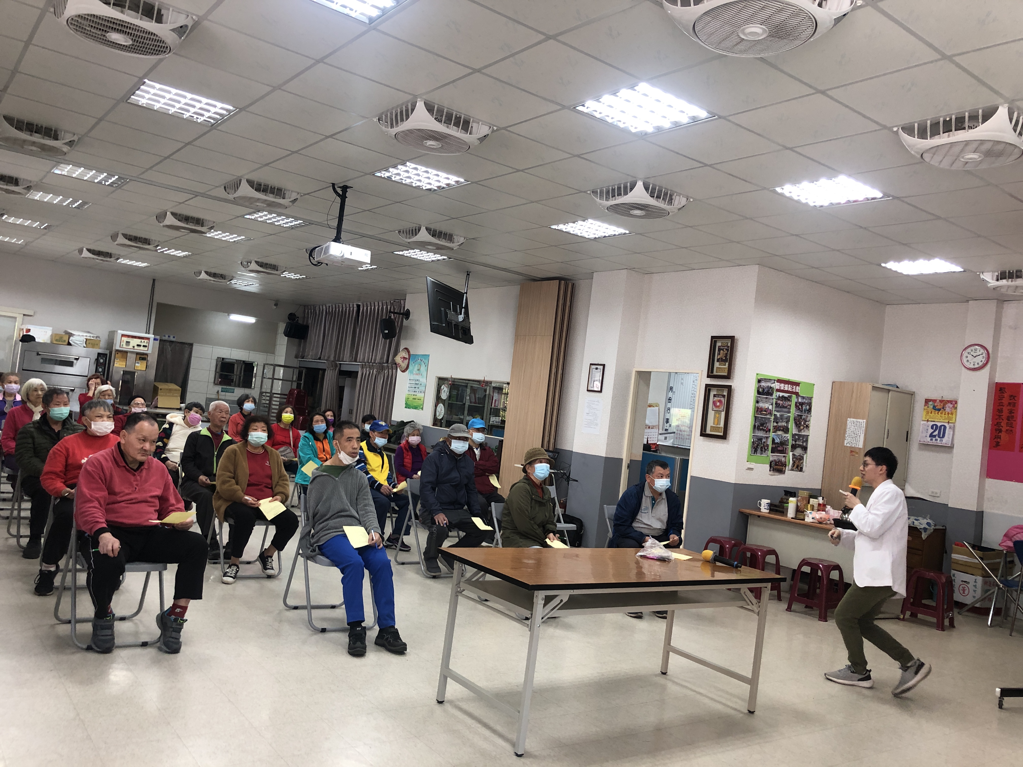 地點:忠福里社區發展協會 主講:簡振翔社工師 主題:家暴防治(含男性專線)+自殺防治