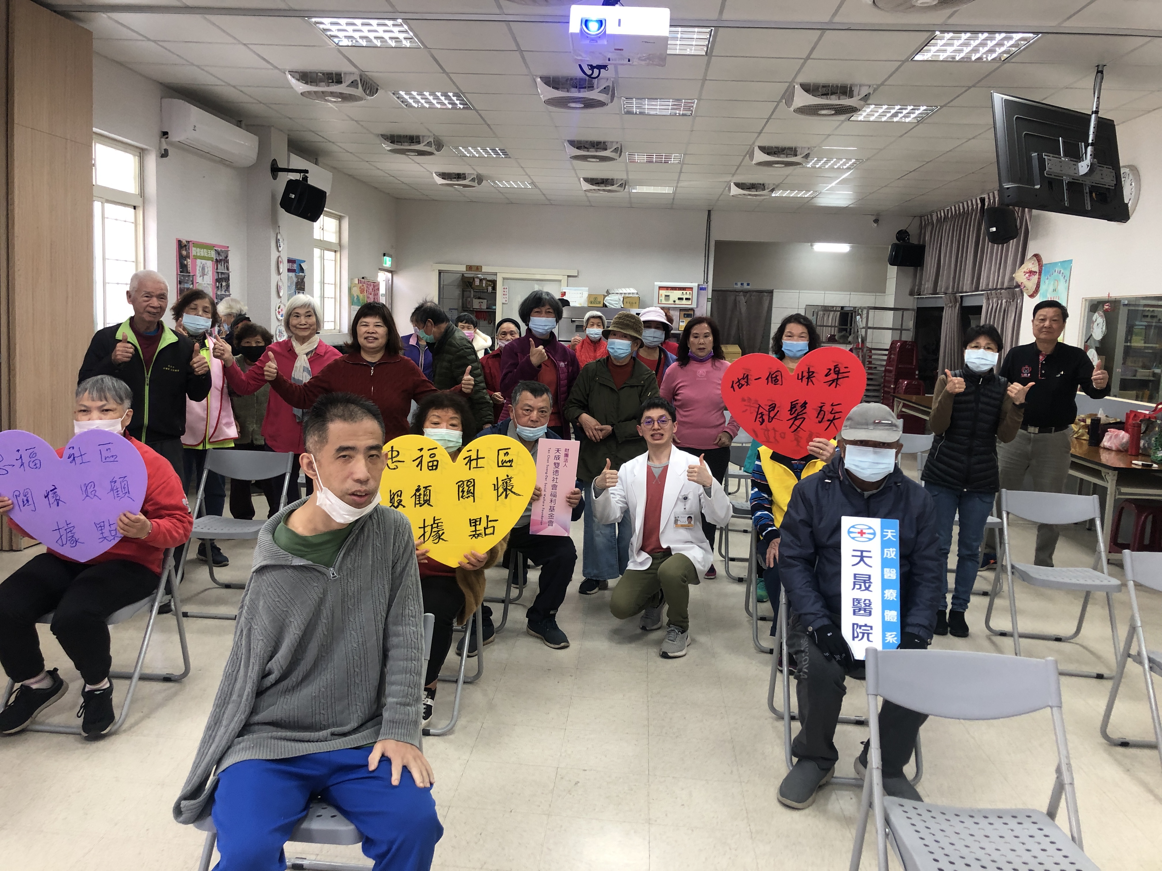 地點:忠福里社區發展協會 主講:簡振翔社工師 主題:家暴防治(含男性專線)+自殺防治